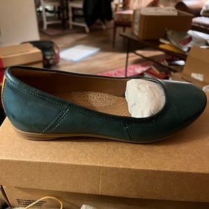 Clarks teal metallic leather flats 8 Wide. NIB